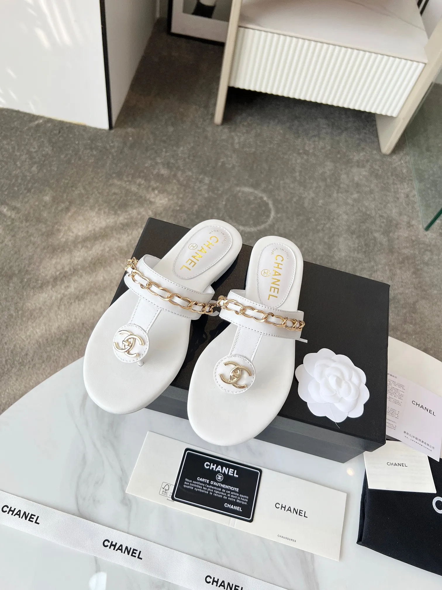 👟👟Ex-factory price 460👟👟 CHANEL｜Xiaoxiang 25 spring and summer new product Double C chain series flip-flops and sandals Chain sandals are this year's big hit. I have been impressed by their beauty, casual and natural, and have the classic dominance of Xiangjia. From leather to hardware, the upper foot is comfortable and stylish. The fabric is made of imported lambskin, the lining is silk sheepskin, and the Italian genuine leather outsole Code number: 35-39 (40/41 customized)